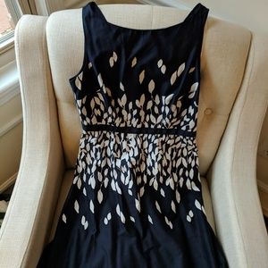 LOFT sleeveless leaf-pattern dress - size 6